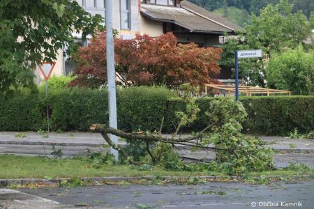 Neurje z vetrom podiralo drevesa in odkrivalo strehe (21)